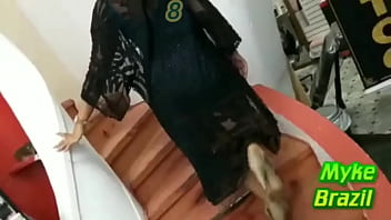 SPの中心部でとても美しい女性に会いました。彼女はセックスショップを探していました。ポルノを見るために、彼女をセックスショップに連れて行きました。彼女がくれました。セックスショップvは透けません。