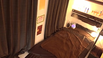 part1 提供全方位服务的情色美容！ 与男士美容院员工做爱！ 按摩重点在下半身，鸡巴在跳动！ 插入喷水的阴道！