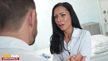 FAKEhub - 不倫中の豊満なお尻を持つドイツ人OLが上司のオフィスでこっそりアナルセックス