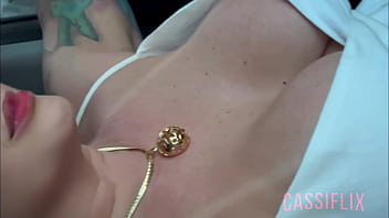 私は社交界では女性であることが好きで、ベッドでは無茶苦茶になるのが好きで、牛乳が大好きです。 Cassiflix で完了します。