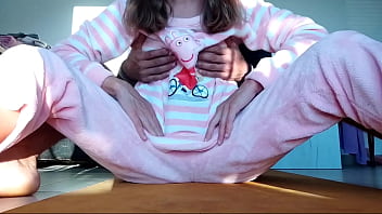 アナルアジア人継父が微乳とふしだらな女の猫とお尻にザーメンをからかう