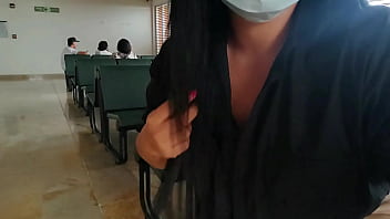 見知らぬ女性が公衆トイレで潮吹きする自分の姿を録画