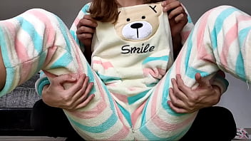 アジア人の継父が小さなおっぱいをからかい、パジャマを着た痩せた可愛い若い女性 18 歳と激しく自慰行為をするマンコ