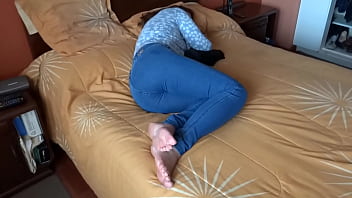 私が休んでいる間に彼が私を愛撫し、興奮して目が覚めると、私のおっぱいに大量のザーメンが発射されました