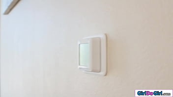 その氷を私のマンコに押し込んでください