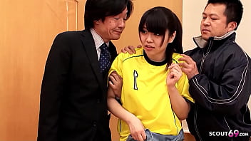 内気な日本人若い女性 18 歳の教師が無修正でスポーツ後にセックスするように誘惑する