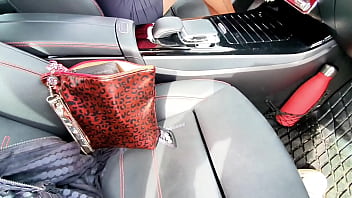 駐車場で車の営業マンとセックスする不倫人妻