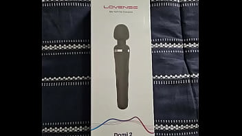 私が彼に初めてのディルドであるドミを与えると、1分で彼は潮吹きして床中に滴り落ちてしまいます。