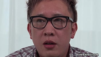 日本人女性カオリ・ブキは無修正のバスルームでオーラルセックスをした。