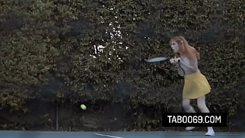 Сексуальную рыжую молодую женщину Мэди Коллинз трахнул тренер по теннису