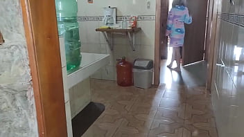 近所の新しい隣人が彼女を助けるために私に電話をかけてきましたが、私は結局彼女を失敗させました。彼女が叫び声を上げている間、私は彼女のお尻を犯しました。