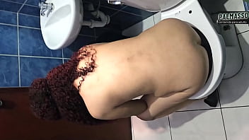 나는 내 친구의 엄마와 섹스를 했고, 그녀가 혼자 있는 것을 거의 본 적이 없으며, 우리는 빠르게 섹스를 했습니다. 그녀는 나를 원하고, 젊은 사람들을 좋아하고, 우리는 심지어 화장실에서 섹스를 해도 그녀는 싸버린다.