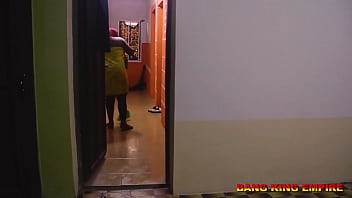 クレイジーなメイドがパパに最高の騎乗位と絶頂を与える