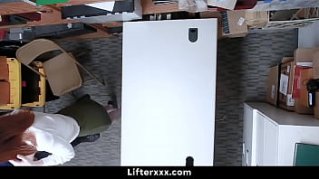ペッパー・ハート、キャンディーを盗んだとして激しく殴られる - Lifterxxx