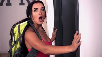 爆乳美女キャンディ・アレクサがランドリールームで巨根にアナル犯される - HORNY HOSTEL