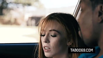 黒人スタッドは赤毛のガールフレンド、アイザイア・マックスウェルと彼女のホットな熟女継母、ローレン・フィリップスとセックスするチャンスがある