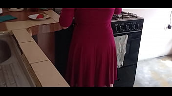 自宅のメイドとシェアしていると、エッチな女の子の下にはビキニがありません。