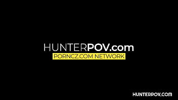 おいしいロシア人ブルネットがハメ撮りシーンでセックス