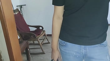 旅行から義理の弟の継娘の部屋に到着した私は彼女を激しくセックスします