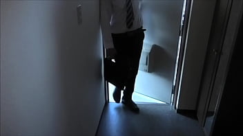 ムラムラしすぎて我慢できずに玄関でやってしまう新婚の変態カップル