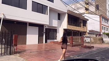 小柄な若いコロンビア人が運転手に犯され、ディープフェラ、きついマンコを壊してクリームを求めてくる