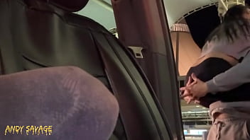 車に乗ってフェラとアナルをファックするアジアの女の子