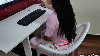 しゃぶるのに夢中の無邪気な女の子を騙して口の中にチンポを入れさせた