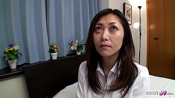 日本人熟女ステップママが無修正JAVポルノでファックと中出しを誘惑する