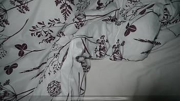 継母は朝からしゃぶる?!継息子が部屋を間違えて継母とベッドを共有した