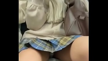 日本人は彼女のパンティーを見せます