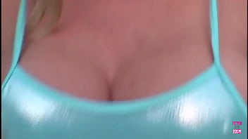 大きな偽乳を持つ金髪のふしだらな女が二人の巨大なパックマンによって完璧な掘削を受ける