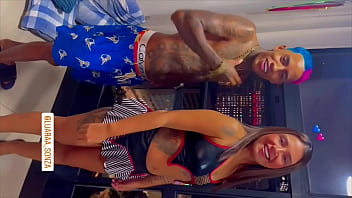 FODA BEM COMPLETA ANTES DE CURTIR O CARNAVAL NOS BLOQUINHOS ELA RESOLVE FAZER COMPLETO DEU A BUCETINHA E O CUZINHO DE PRESENTE 20 minutos