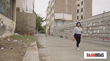 熟女は私のチンポをしゃぶって名声を得るために利用します
