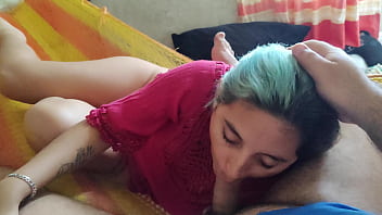 ラテン系の痴女が夫にオーラルセックスをしてホームビデオに録画する