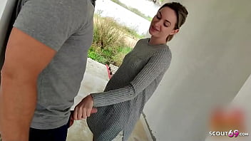 かわいいドイツ人の若い女性が公共の建物で労働者ジャークを捕まえてMMF 3Pでだまされました
