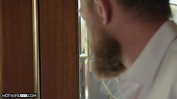 HOTWIFEXXX - 緊張している熟女が婚外で初めての巨根を経験（アリス・ヴィスビー）