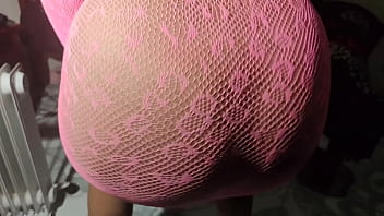 不貞の妻は隣人のチンポを望んでいますが、彼女はお尻にしかそれを望んでいません
