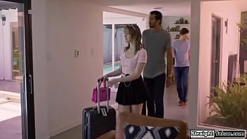 角質の若い女性が別の部屋で教授とBFの巨根をしゃぶる