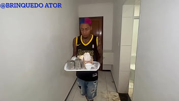 ホットなブロンドは朝食を受け取り、ホテルで若い男と性交するよう求めました、私は完全にそれを行いました（レッドとシェールで完了）