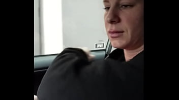 フィットした熟女がジムの後に車の中で犯される