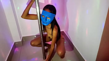 ストリッパーがダンスしている間、ブルネットの義妹は大きなディルドでオナニーします。その後、巨乳の友人は男性を探して、彼女の大きなおっぱいを吸ってほしいと頼みます。本物の自家製ポルノ