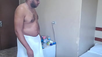 私がシャワーを浴びているときに継母が私の部屋に入ってきたので、私は彼女のお尻を食べてしまいました