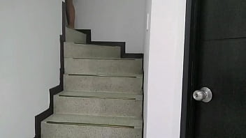 上司が旅行中なので、家の整理を担当している従業員のグループが上司の家でお互いをまさぐってレズセックスを始めます。