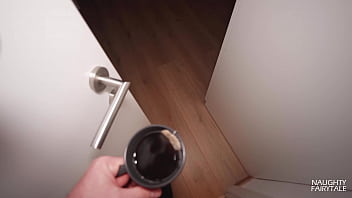 継母にお茶を持ってきたら、彼女のおっぱいに射精させてくれました