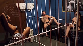カーニバルで逮捕され、刑務所でイケメン二人とセックスすることになった!!