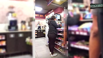 私は店で彼氏を待っていたのですが、見知らぬ男にビデオを撮るよう説得されました。コンドームが破れて私のマンコに他人の精液が入っていることが彼氏にバレないことを祈ります！