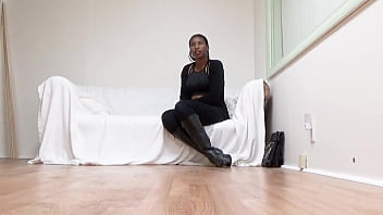 Slut Ebony tuyệt vời cho phép nhà sản xuất khiêu dâm sử dụng lỗ đít của cô ấy để làm hài lòng con cặc của anh ấy