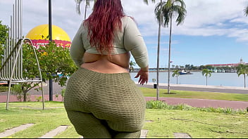 SSBBW 巨大な梨のお尻を歩いてよちよち歩き - 大きな戦利品のラティーナ BBW フィーディー