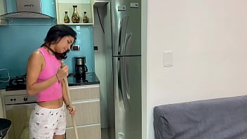 私の義理の妹が家の掃除をしている間、彼女はおいしいお尻で私を誘惑し始め、私に彼女を激しくファックさせます。最初の部分。