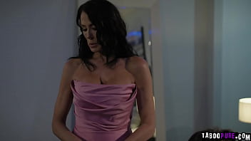 継娘の夫ネイサン・ブロンソンは、明るい未来のために継母のレーガン・フォックスを喜ばせなければならない